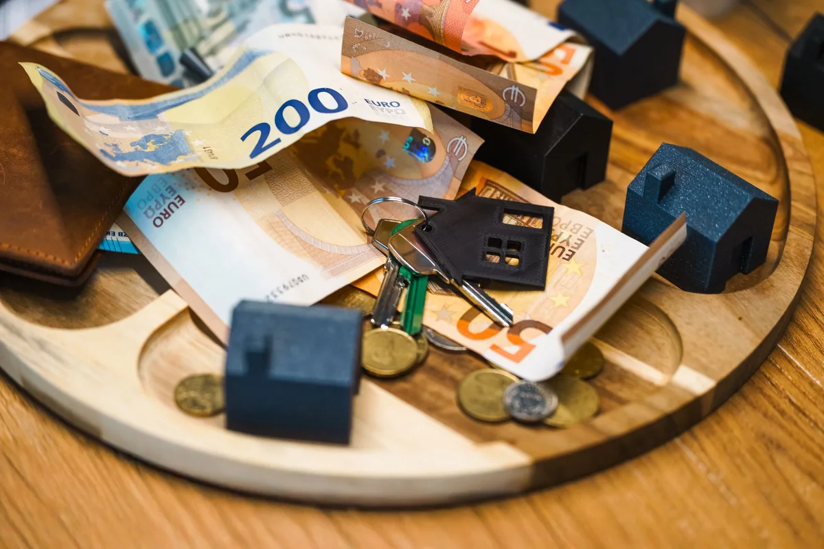 House keys and cash representing a fast cash sale in Iowa