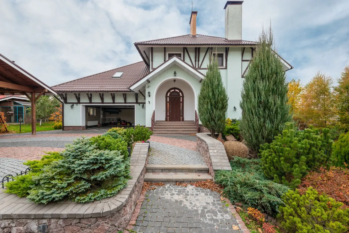 A renovated house with fresh landscaping and curb appeal, the after-repair value cash home buyers use to calculate their offer in Iowa
