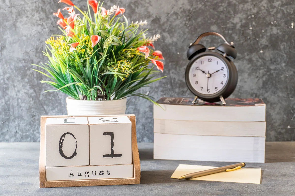 A desk calendar and clock, the timeline you weigh when deciding how fast you can close on a cash home sale in Iowa