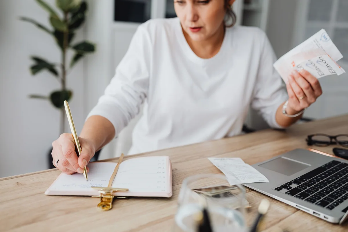 A calendar and bills on a desk representing a first missed mortgage payment
