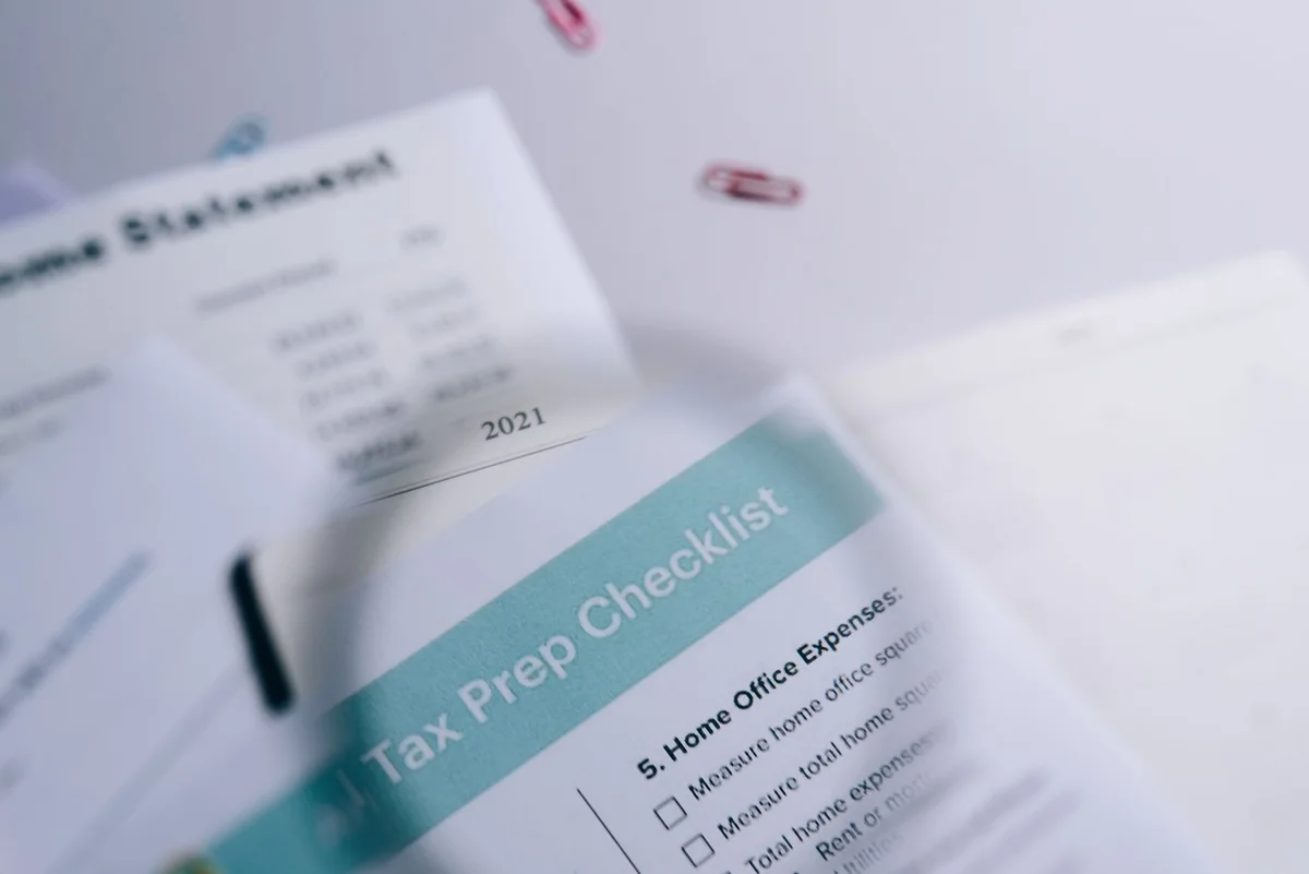 A printed checklist beside a small house model, showing appraisal value versus inspection condition