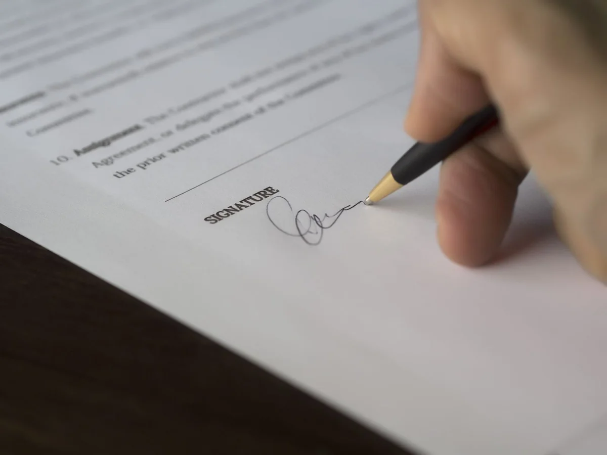 Signing a contract to sell a house for cash in Iowa