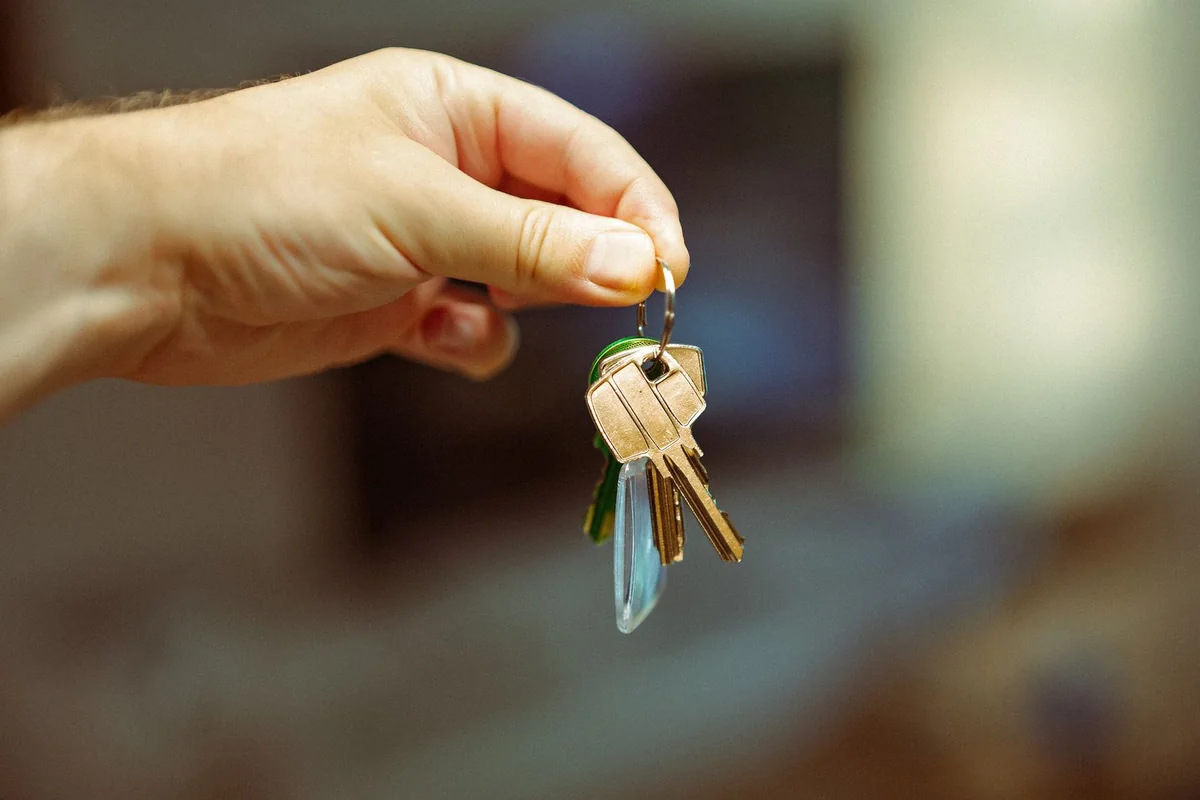Handing over house keys after a fast cash closing in Iowa
