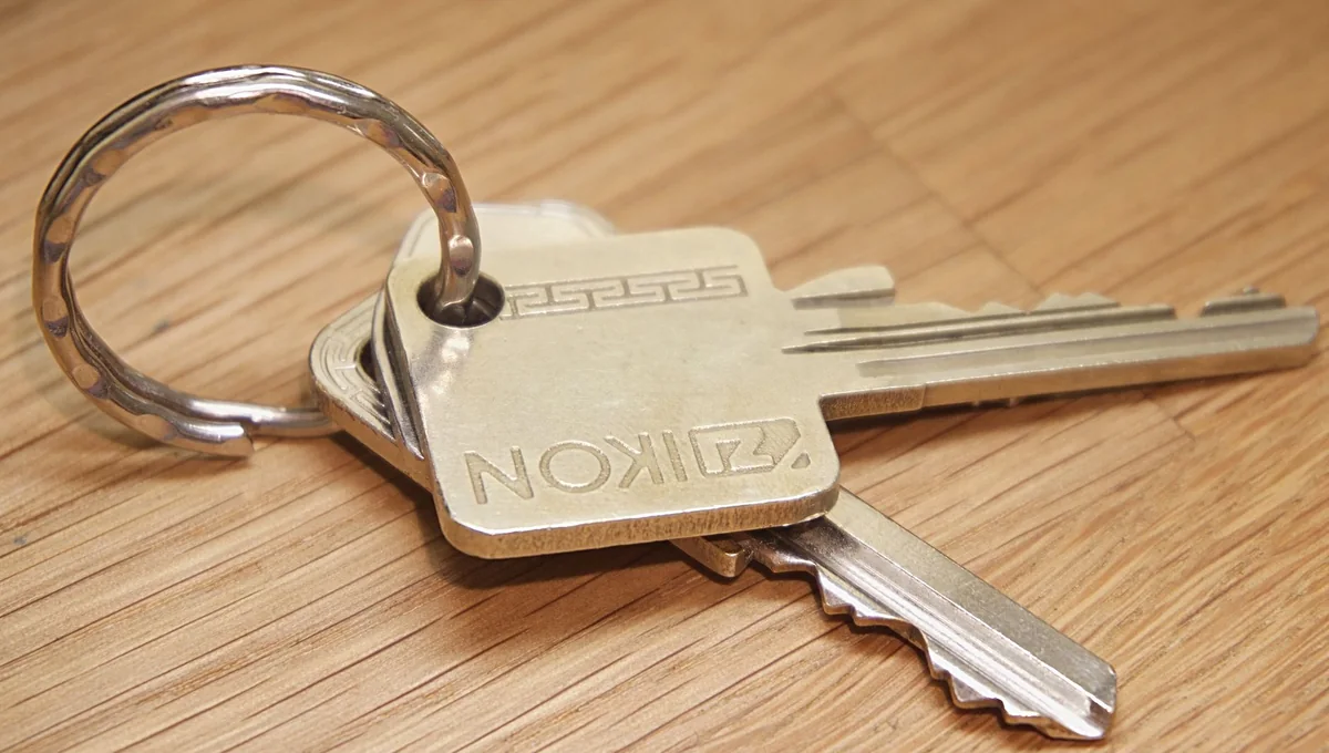 House keys handed over after selling a house with foundation problems for cash