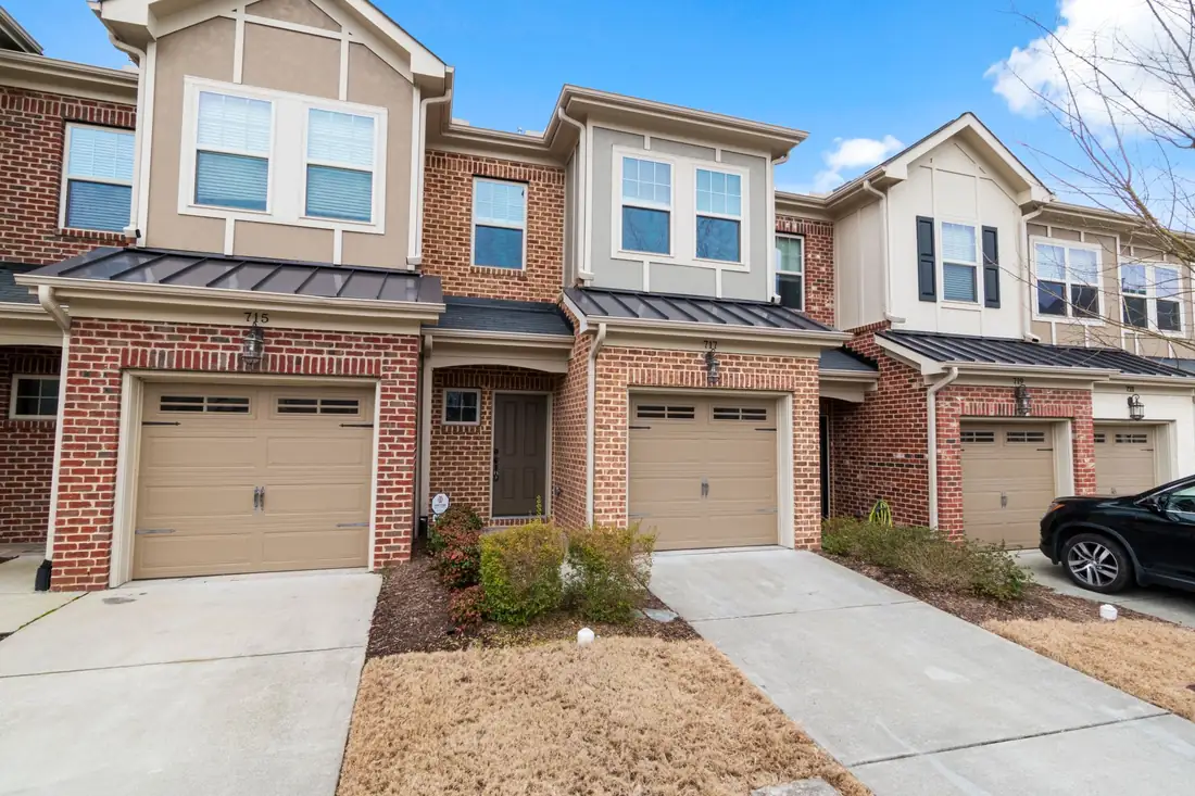 Townhomes in a planned Iowa community, where selling a house with unpaid HOA dues means clearing an HOA lien first
