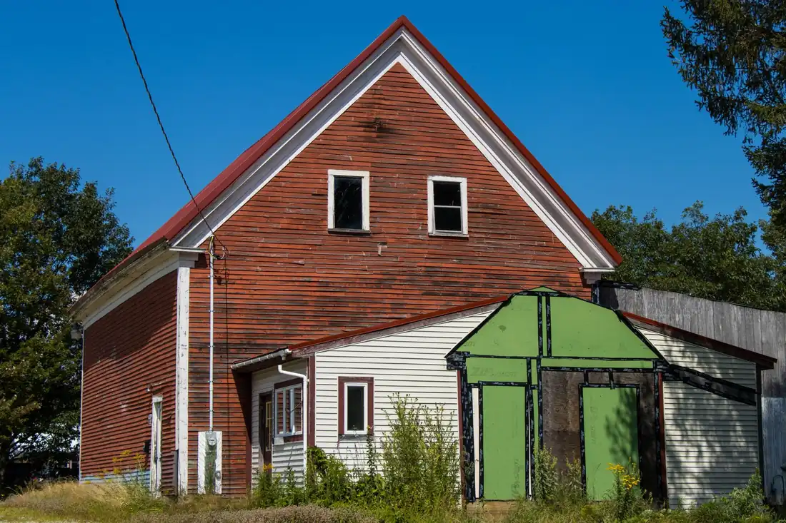 An older Iowa house with siding, the kind that may contain asbestos when selling