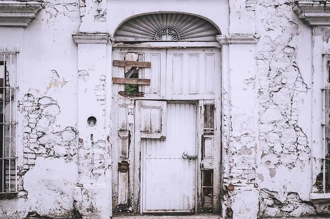 An older Iowa house with peeling paint, the kind that may have lead paint when selling