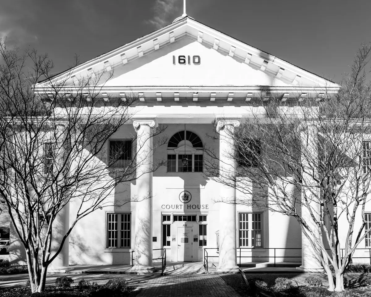 A county courthouse where judgment liens against an Iowa house are recorded