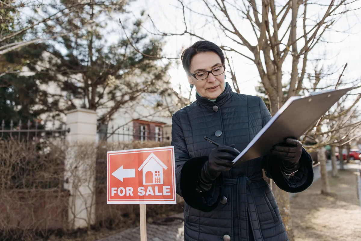 A seller filling out the Iowa property disclosure statement noting mold