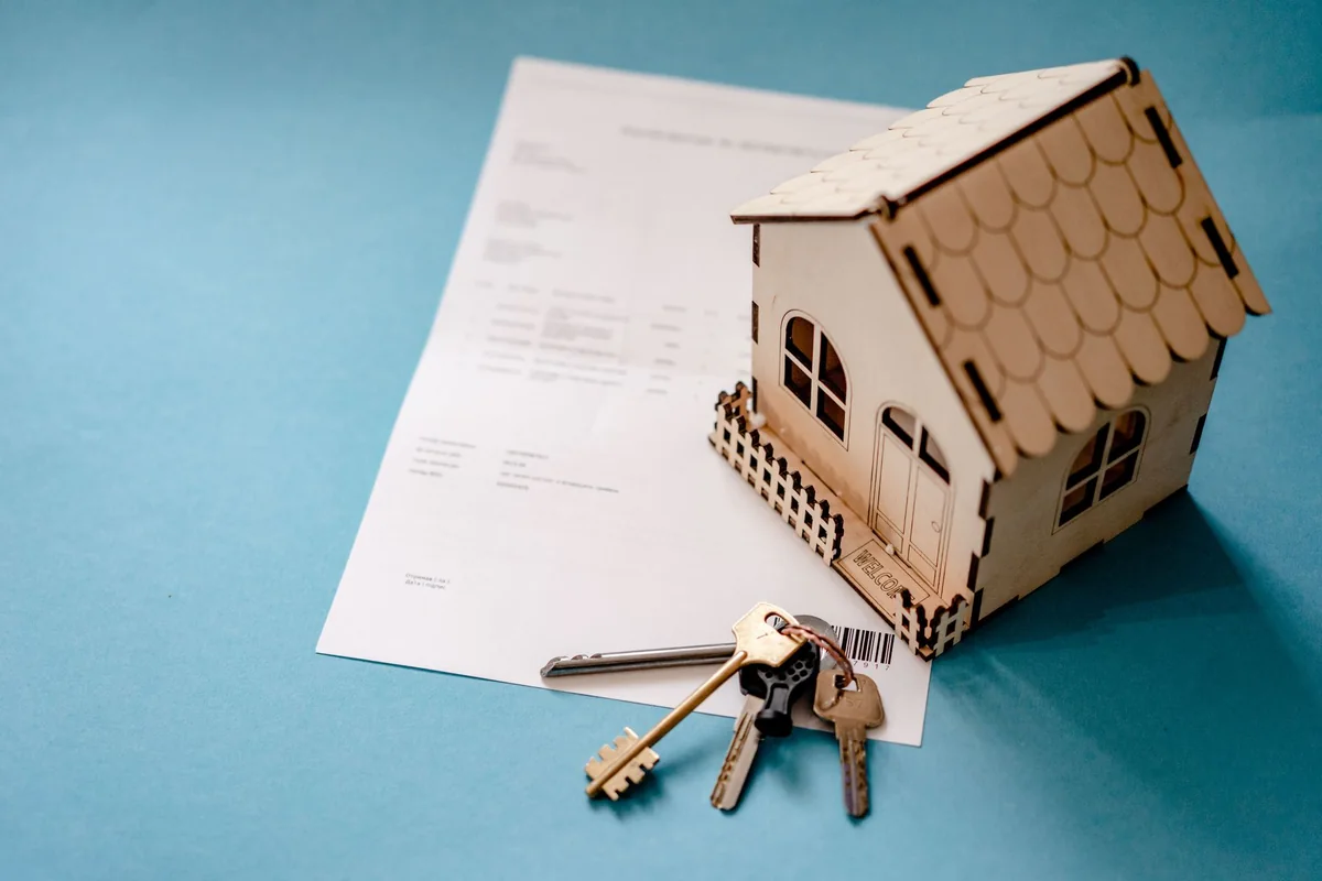 House keys and a sale contract for a home with a reverse mortgage