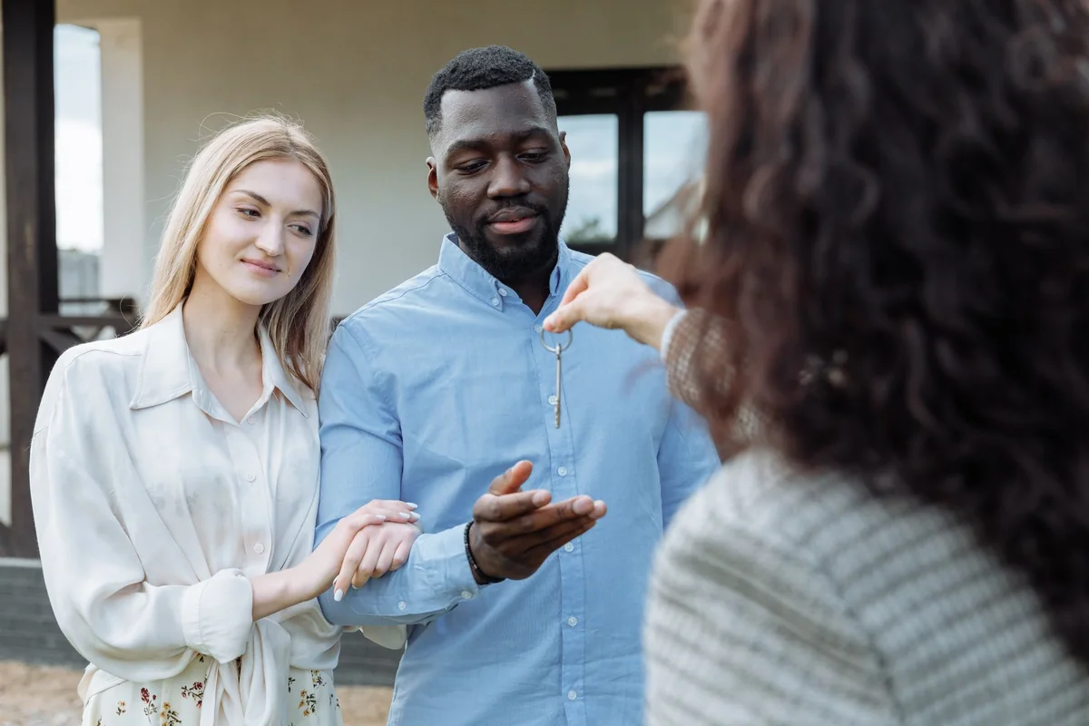 Handing over house keys after closing an Iowa sale with a cleared title